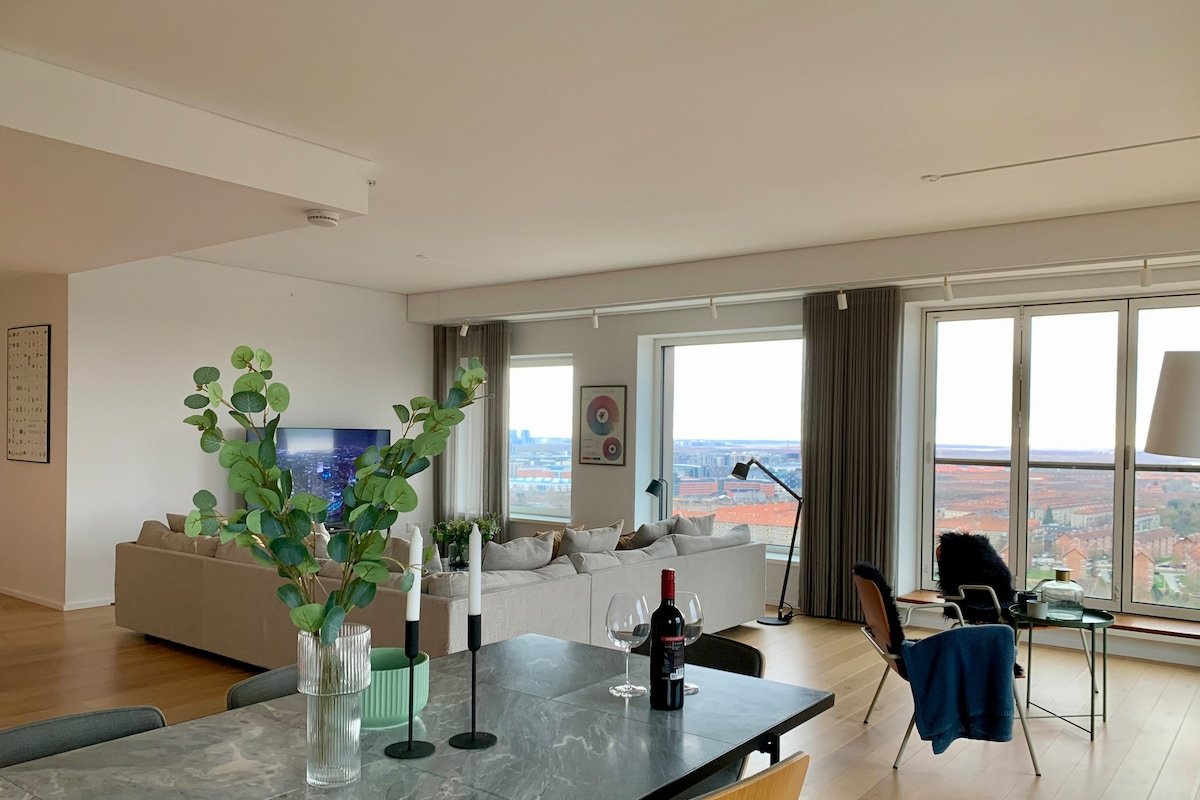 Stylish 4-Bds Apartment with Panoramic Views gallery image 2