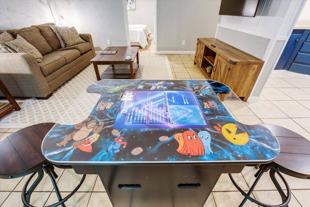 Hot tub|fire pit|Arcade game|King bed|6 mi to DT gallery image 3