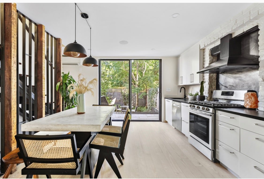 Modern 2 bedroom townhouse with garden gallery image 2