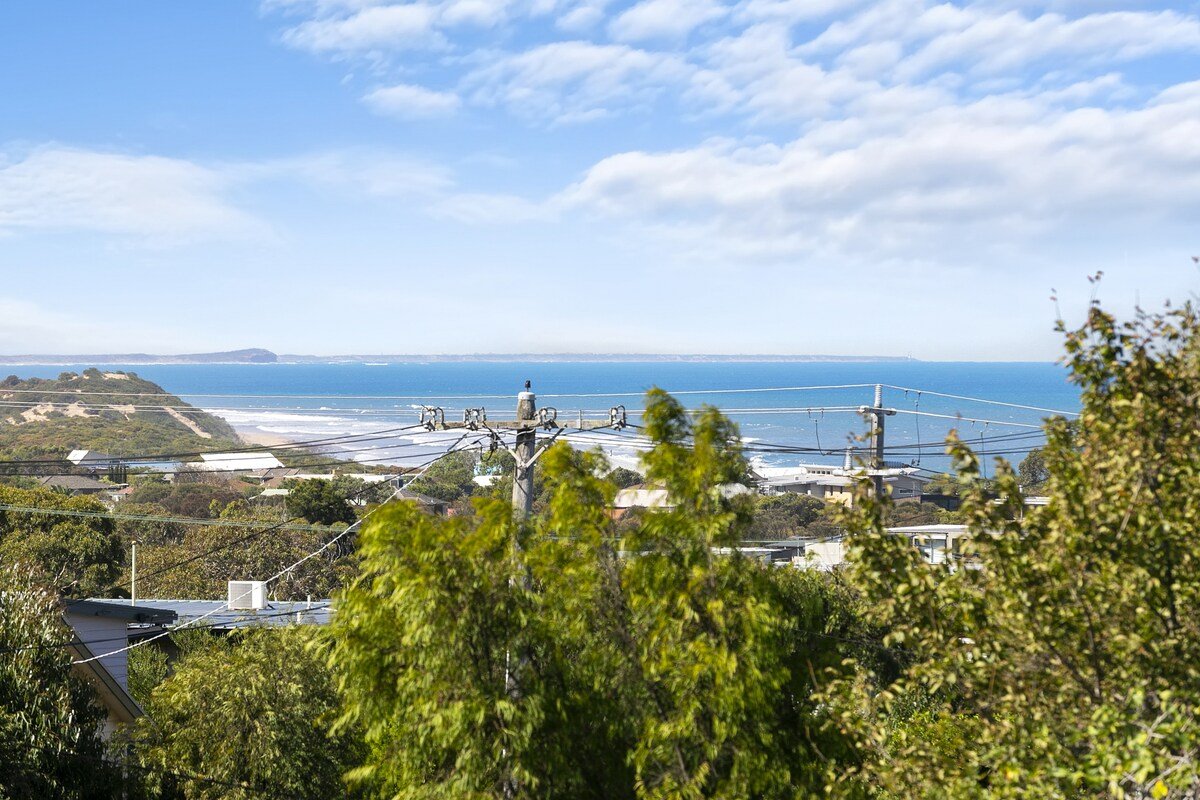 Panoramic Ocean Views in the Heart of Torquay gallery image 3