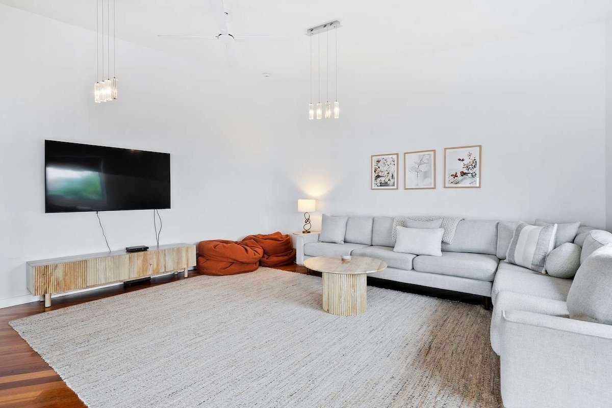 “Hillside Hideaway” Sleeps 10, Stunning Views. gallery image 3