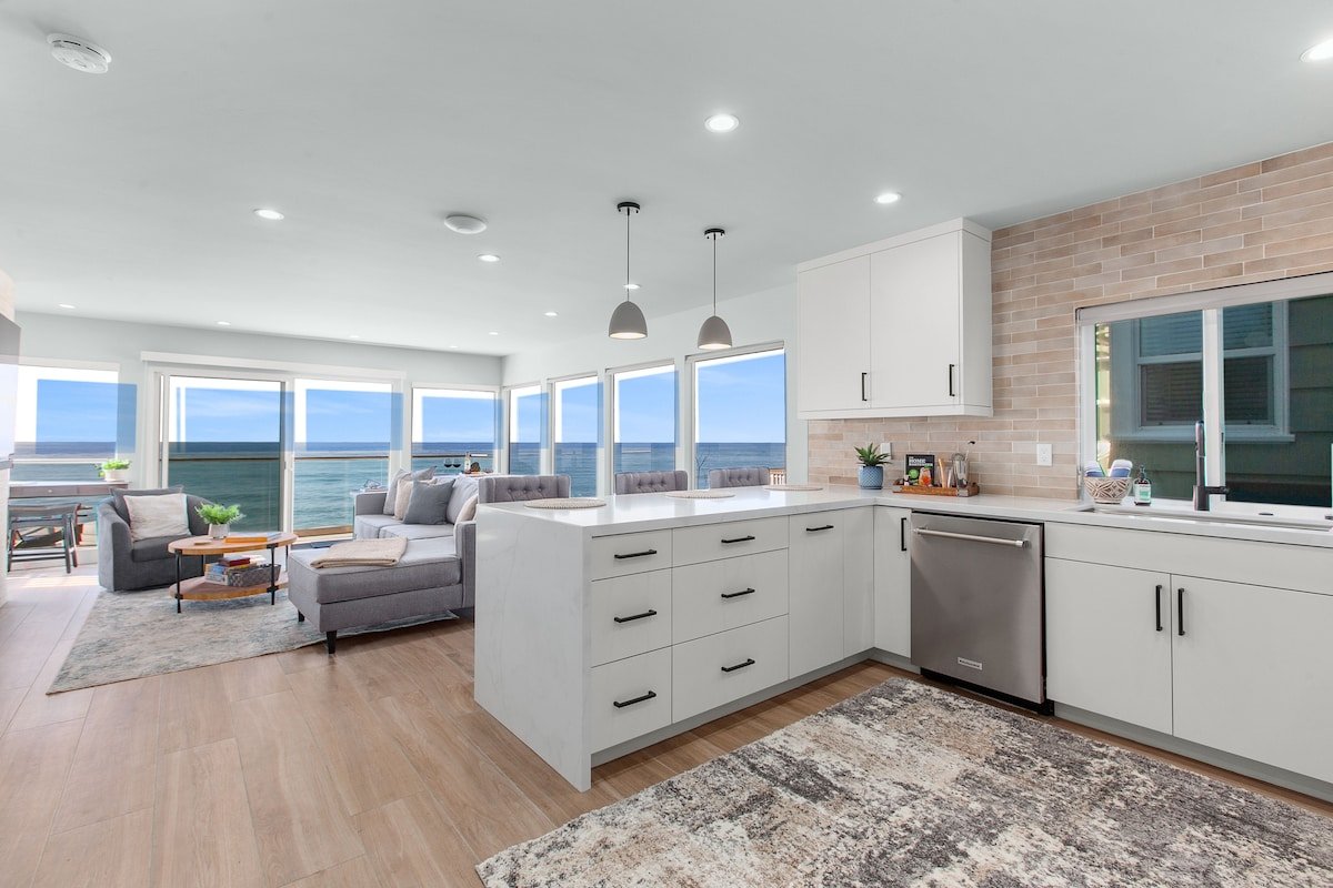 5-Star Oceanfront @ Windansea Beach | New Remodel gallery image 3