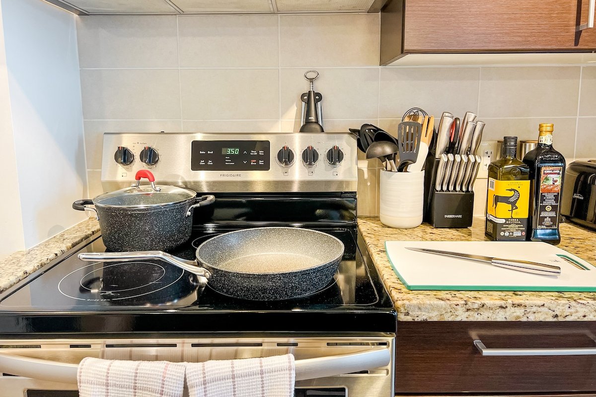 *Rare City Oasis* King Bed View|Parking|Gym|HotTub gallery image 5