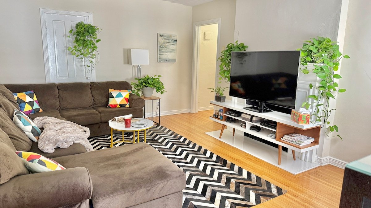 Family Holiday Home 1200 sqft () Walk to Rodeo Dr gallery image 4