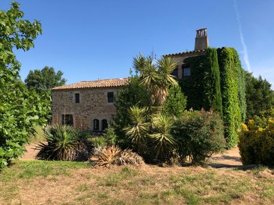 Costa Brava. Mas, grand jardin, piscine, Ampurdán