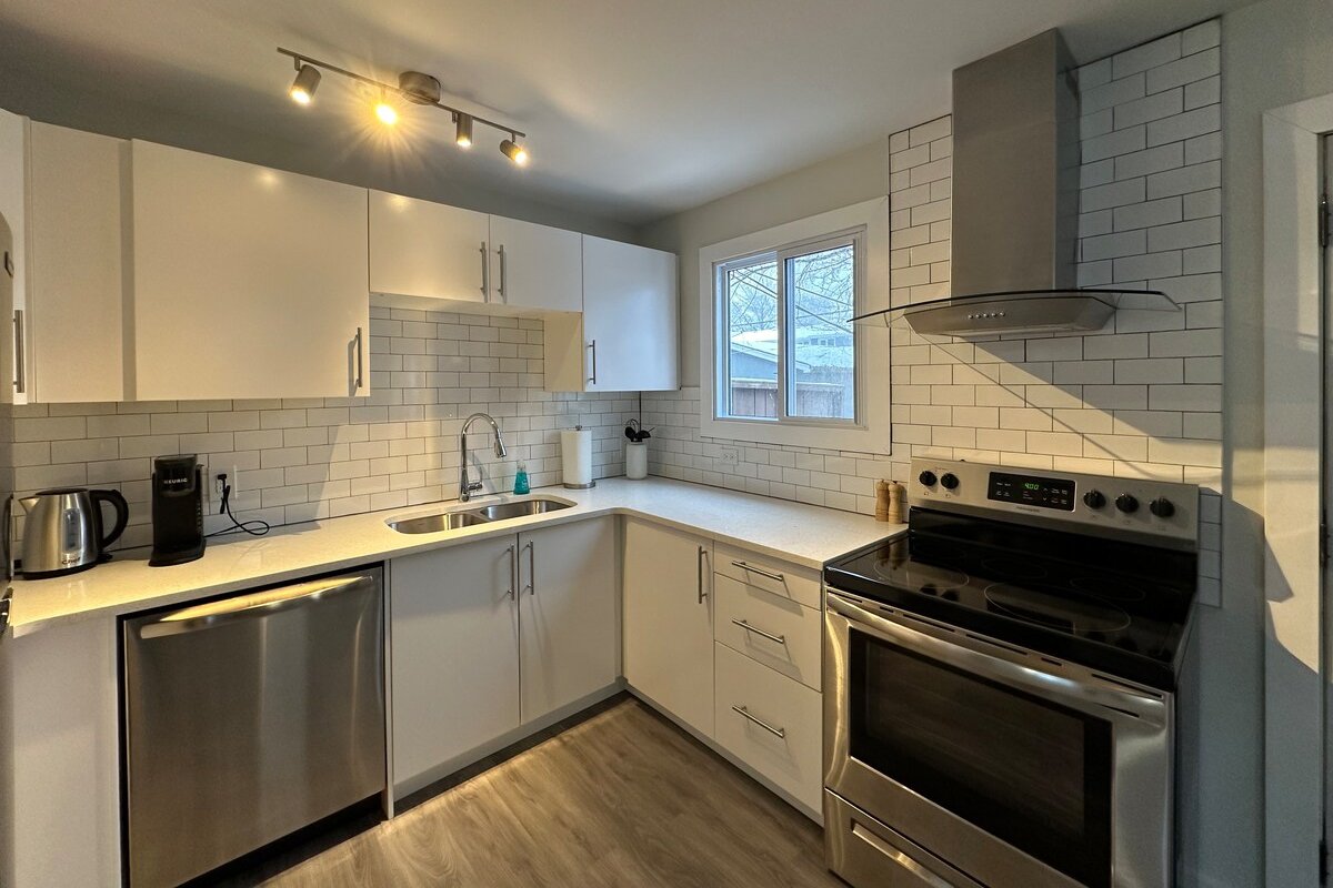 Newly Renovated 4 Bedroom Home + Free Parking gallery image 5