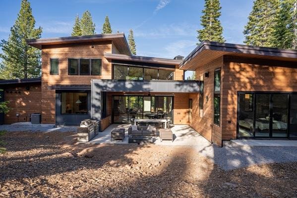 Modernly Appointed 4 Bed 4.5 Bath Mountain Home wi gallery image 2