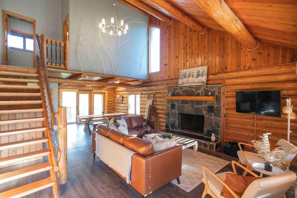 Back Porch Lodge on 5 Acres! Pool, Hot Tub, Creek! gallery image 5