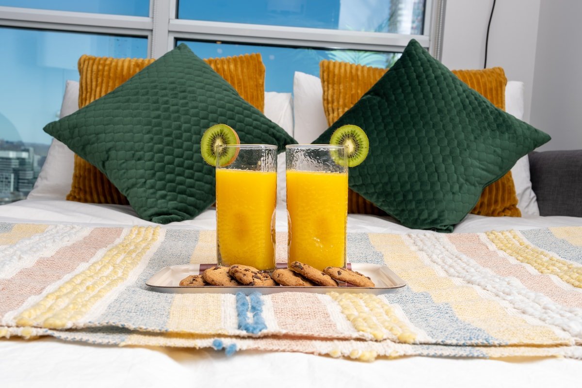 Free Parking 2BR near CN Tower Scotiabank Arena gallery image 4