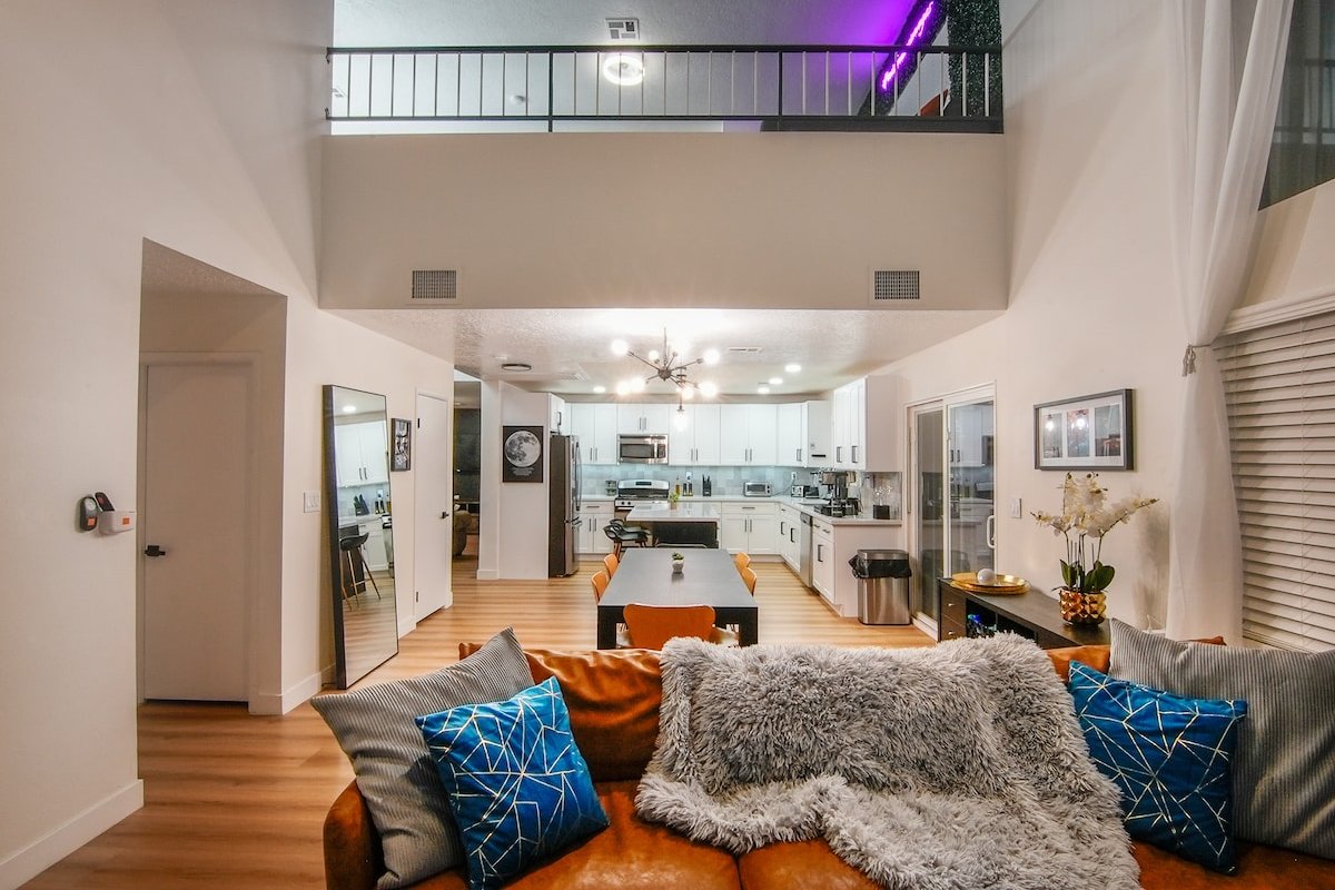 Sleeps 12, XL Pool/Spa/BBQ Retreat & Gameroom loft gallery image 4