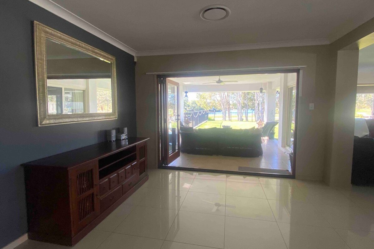 Golf course /lake views. Whole home. Suits 8 adult gallery image 5