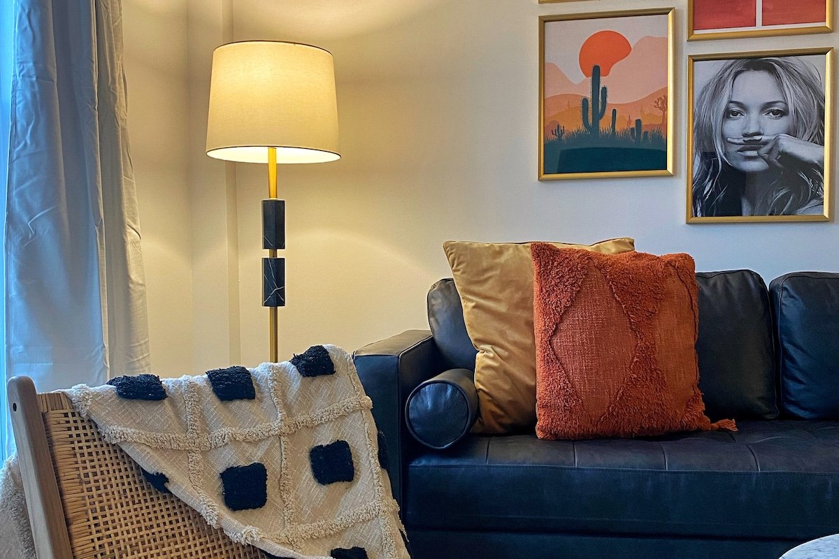 2BD MID CENTURY APARTMENT IN THE HEART OF DOWNTOWN gallery image 4