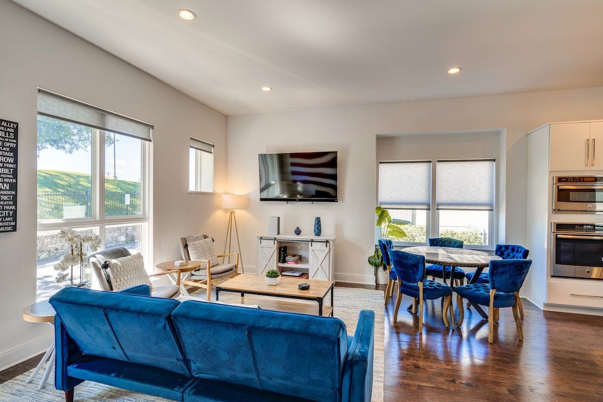 A11 – GULCH 4BR/4BA Bach Haven w/ Killer Rooftop gallery image 5