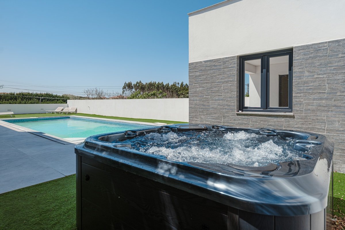 Chill House with private swimming pool gallery image 4