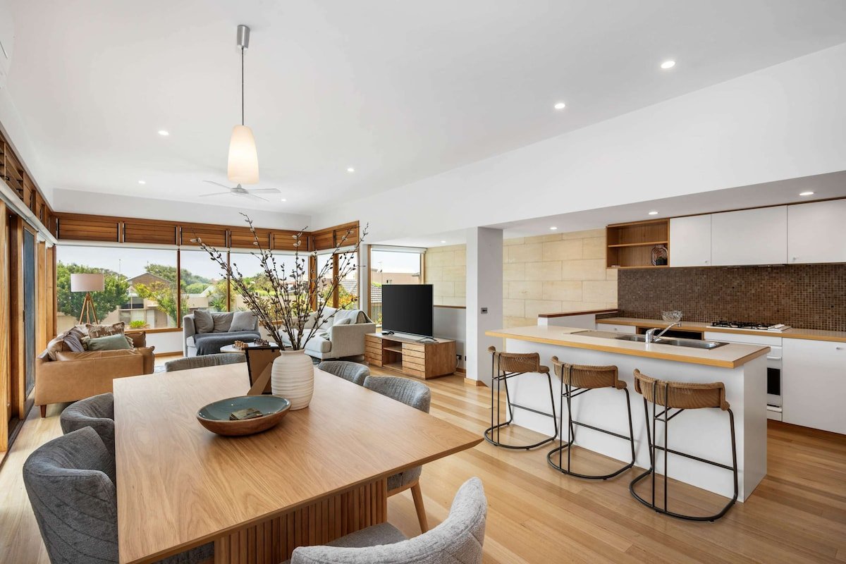 Ocean Breeze: Retreat in Torquay – Sleeps 11! gallery image 3