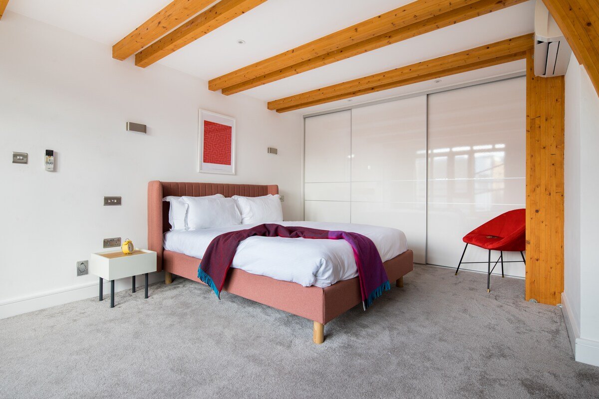 Giant Leicester Square 3BR – Terrace, Netflix gallery image 4