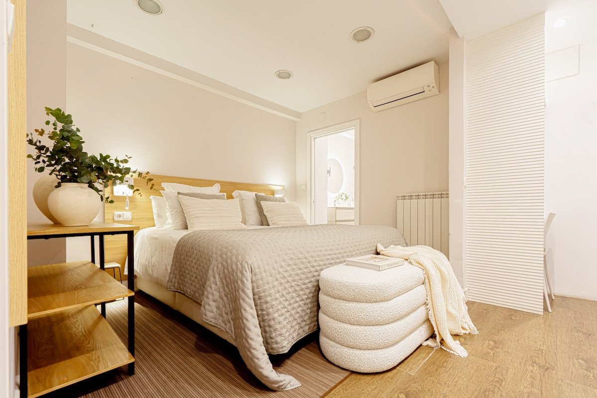 ❤ of San Sebastian | Walk Score 99 | 3 Baths gallery image 4