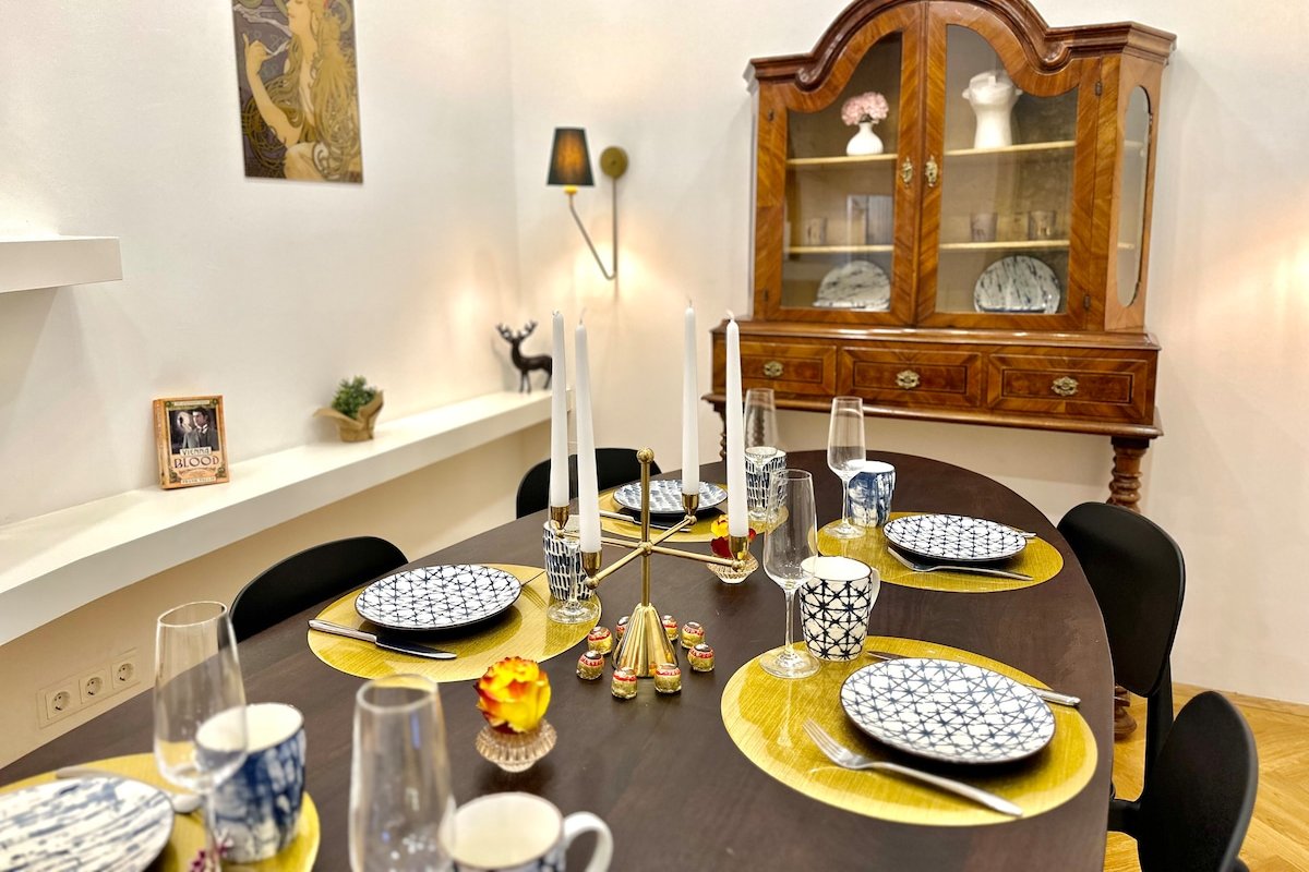 Historical Luxury 3- Bedroom- SUITE w/AC, Balcony gallery image 4