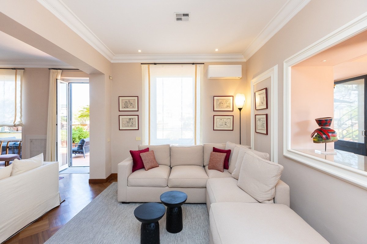 Rental In Rome – Panoramic penthouse in Trevi gallery image 2