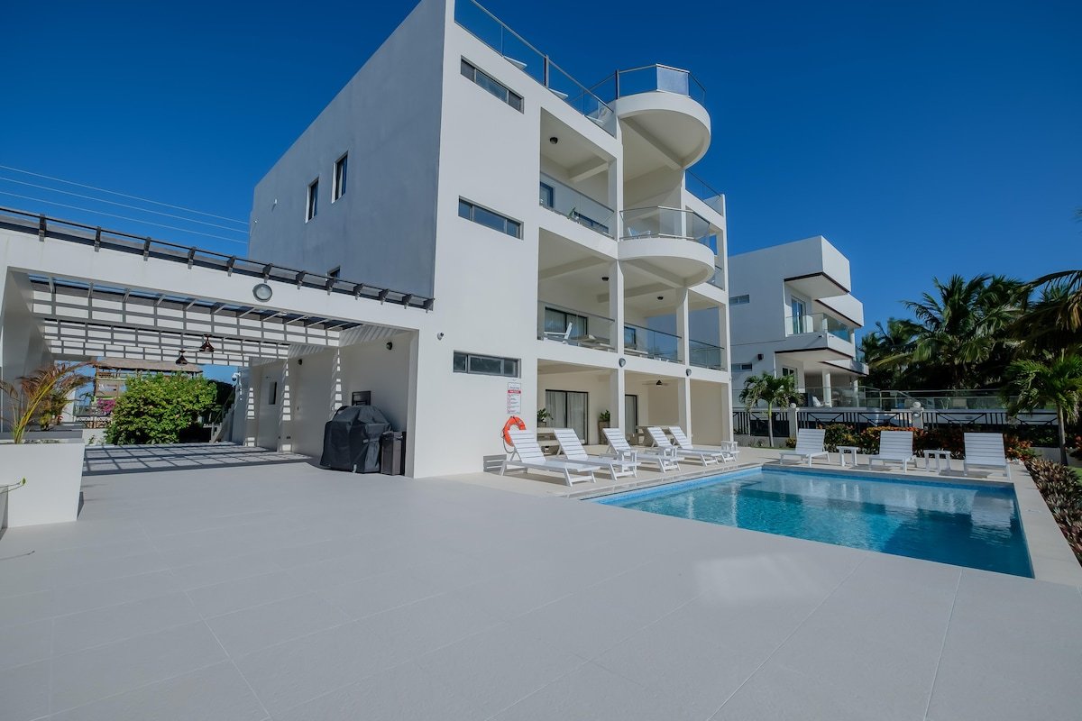 Luxurious Beachfront Villa with Pool, Boat & Capt. gallery image 2