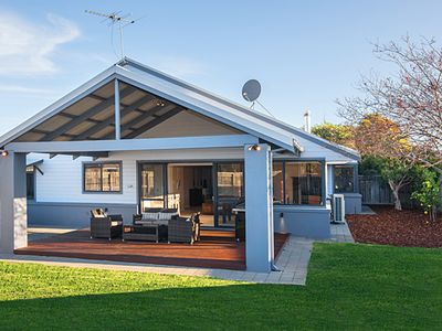 Light & Bright Large Family Home – beachside