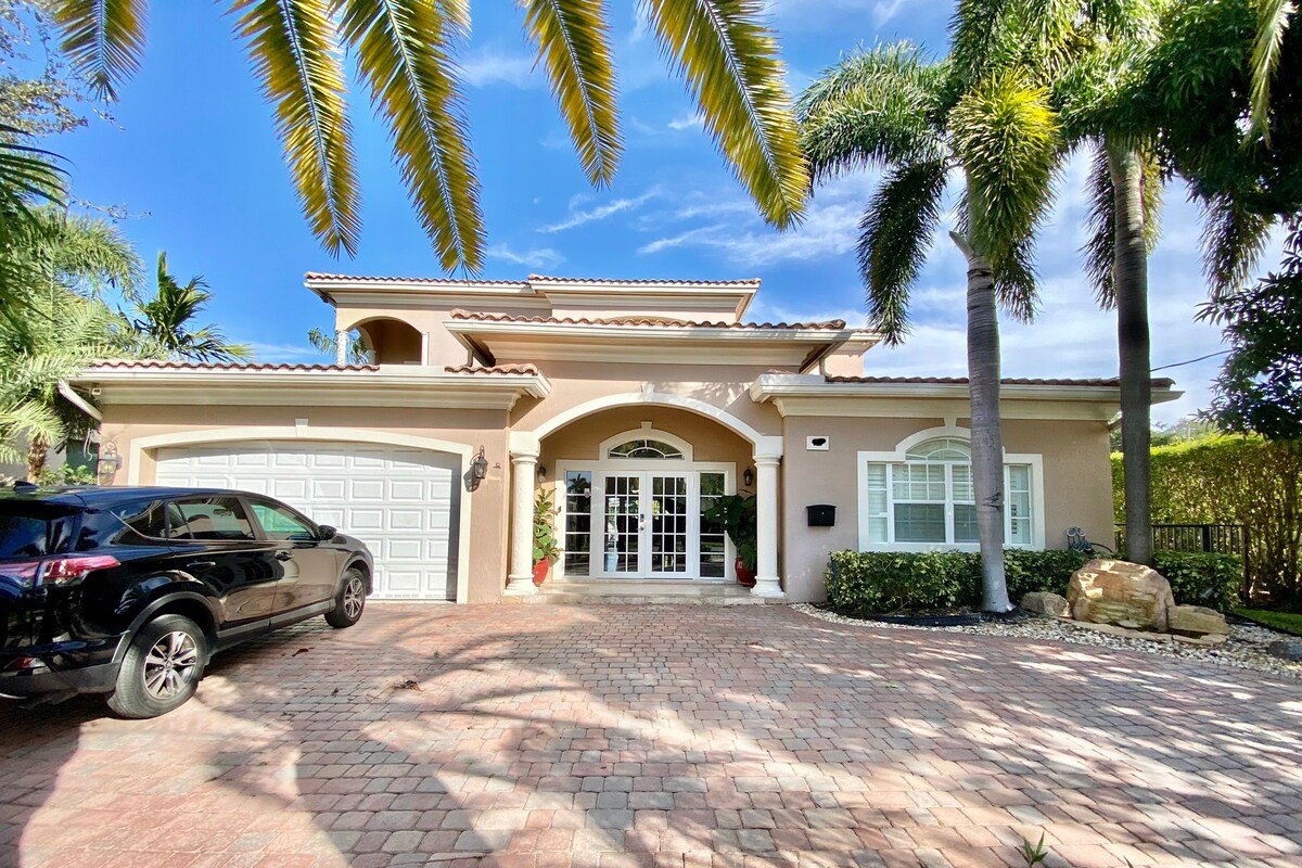 Spacious 4 bedroom house with heated pool gallery image 5