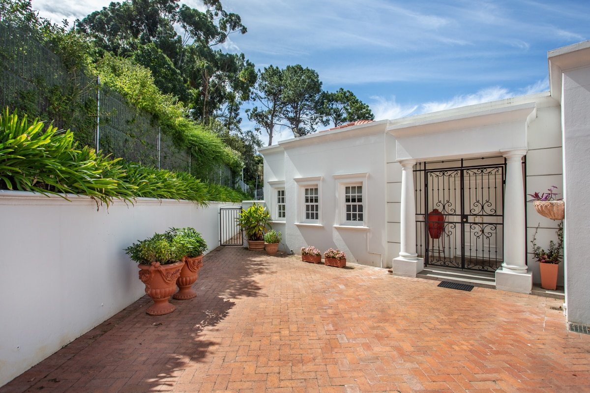 Upmarket garden cottage heated pool Constantia gallery image 3