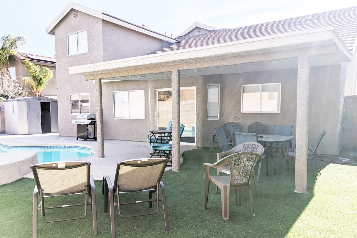 Huge Luxury Estate with 5 Bedrooms and Pool! gallery image 5