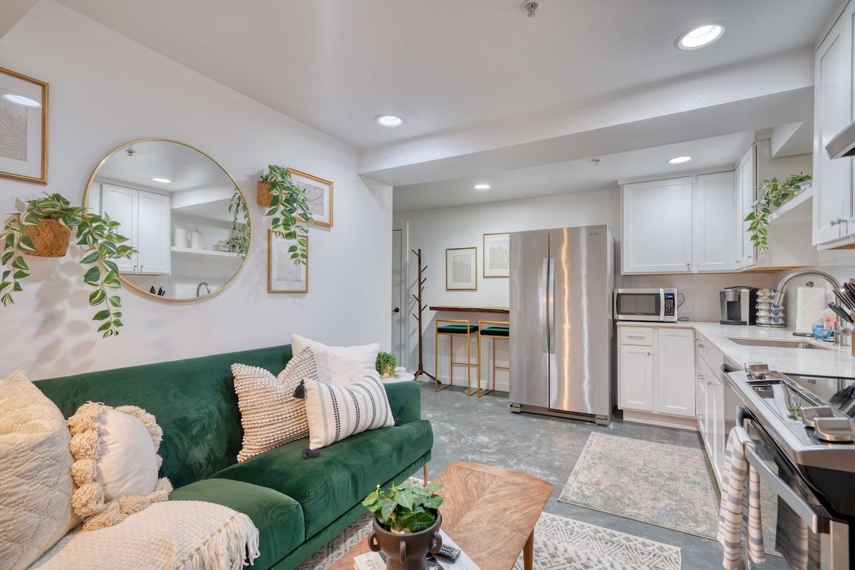 Perfect for Groups & Families • 8BR • Sleeps 16 gallery image 3