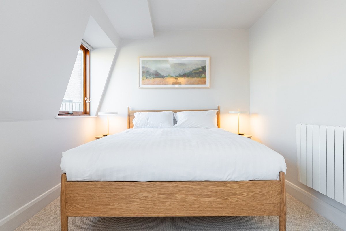 Stunning Large Penthouse in a Perfect Location gallery image 5