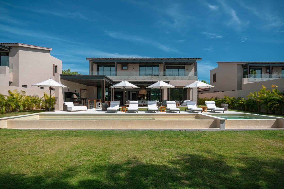 Villa Amistad · Luxury Retreat w/ Pool & Golf Cart