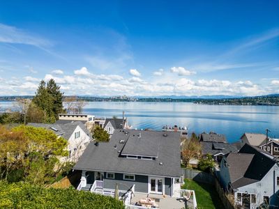 Leschi Retreat w/Breathtaking Water View,Sleeps 14