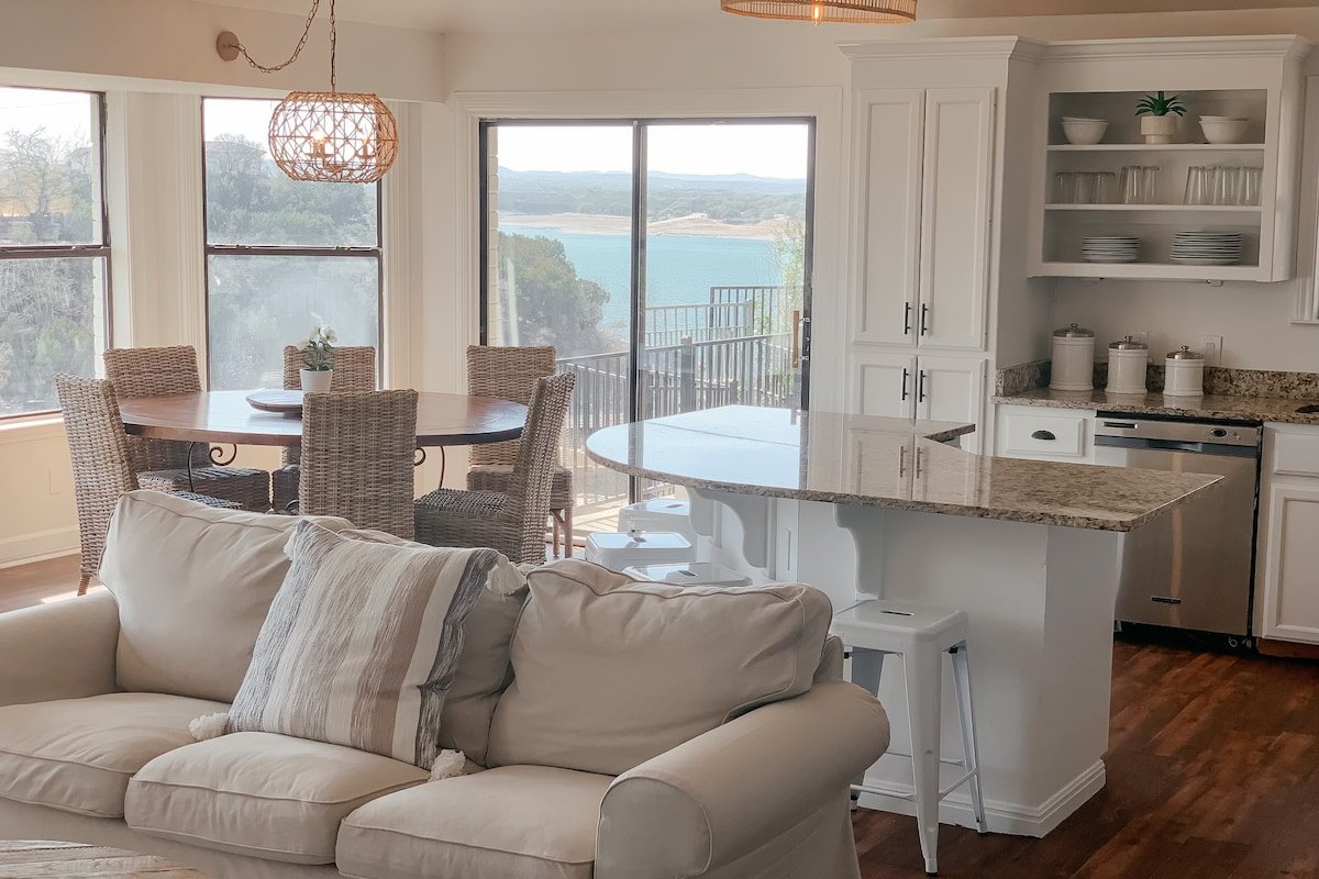 Stunning Lake Travis Retreat gallery image 4