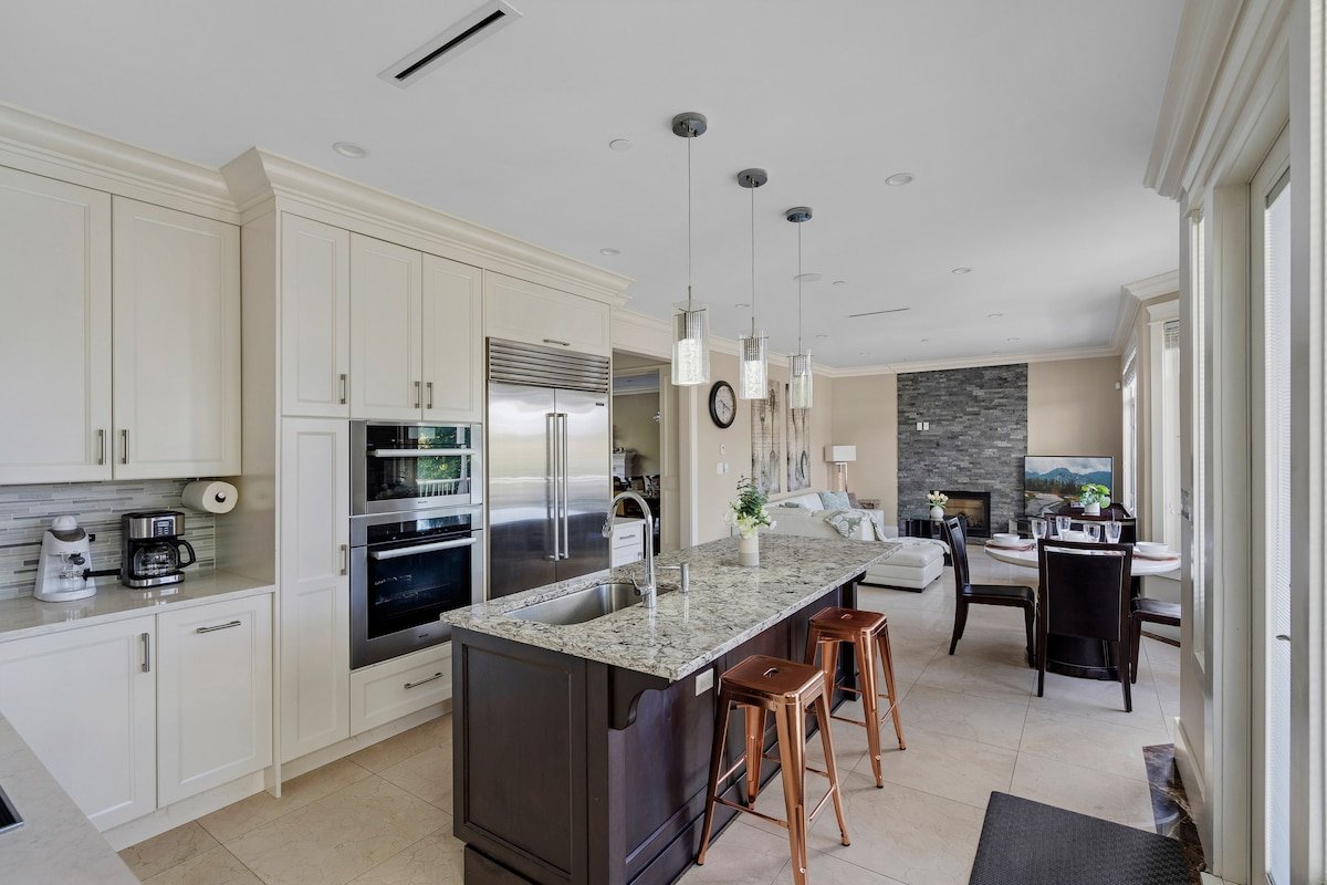 Luxurious Multi-Family Home 10 Mins to Downtown gallery image 4