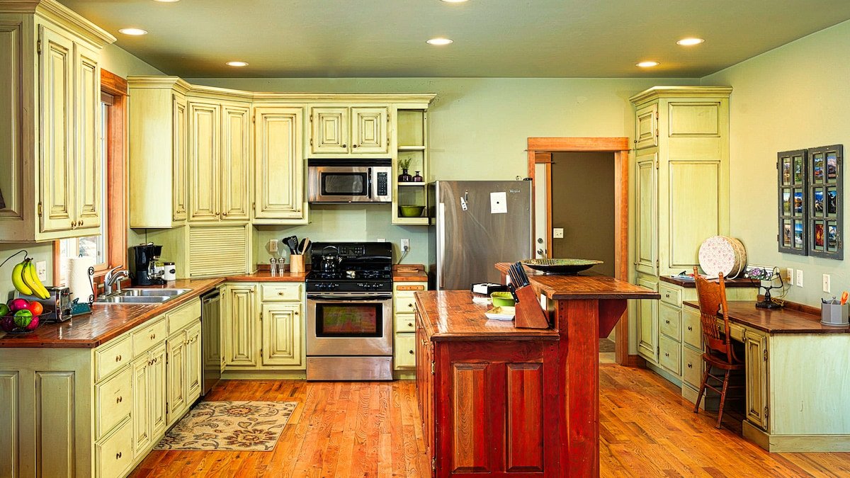 Smack Dab in the Middle of Bozeman! gallery image 2