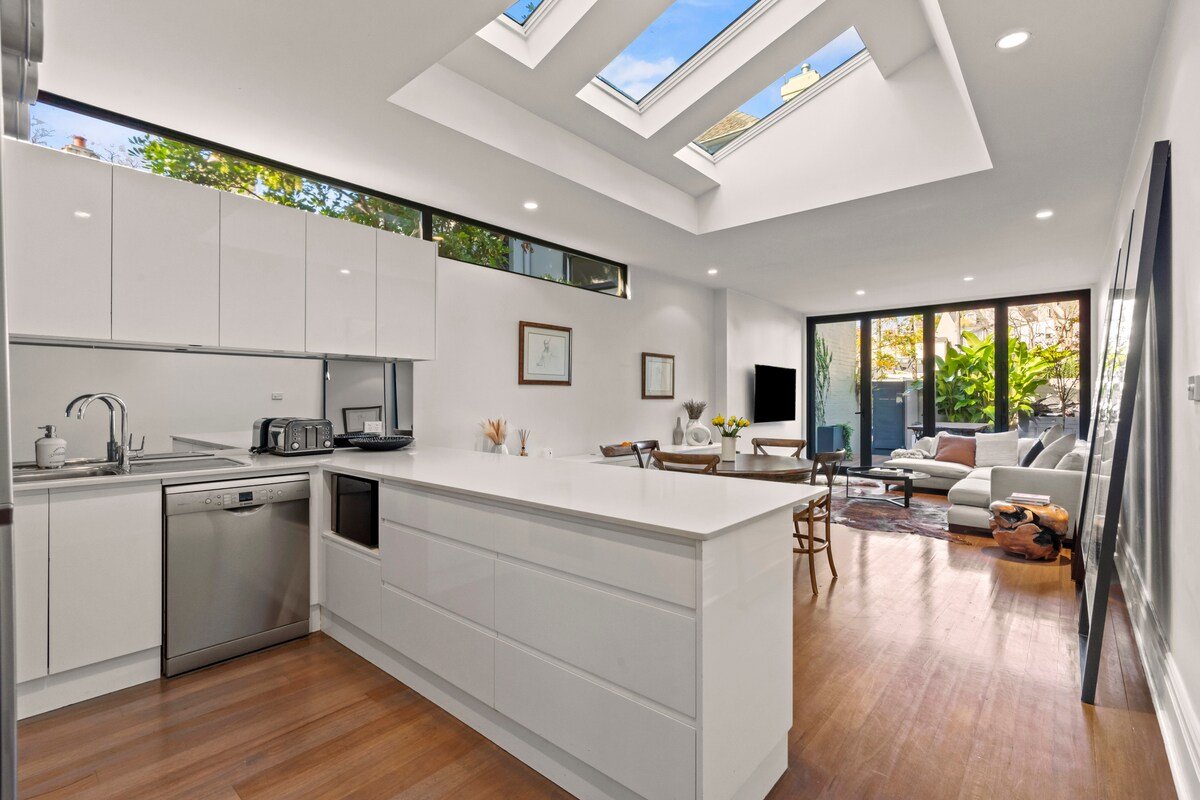 Darlo Dazzler – modern, light, comfy w AC + Deck gallery image 3