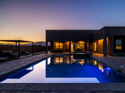 Luxe Mansion 5bd, SaltWater Pool/Spa!15m to strip!