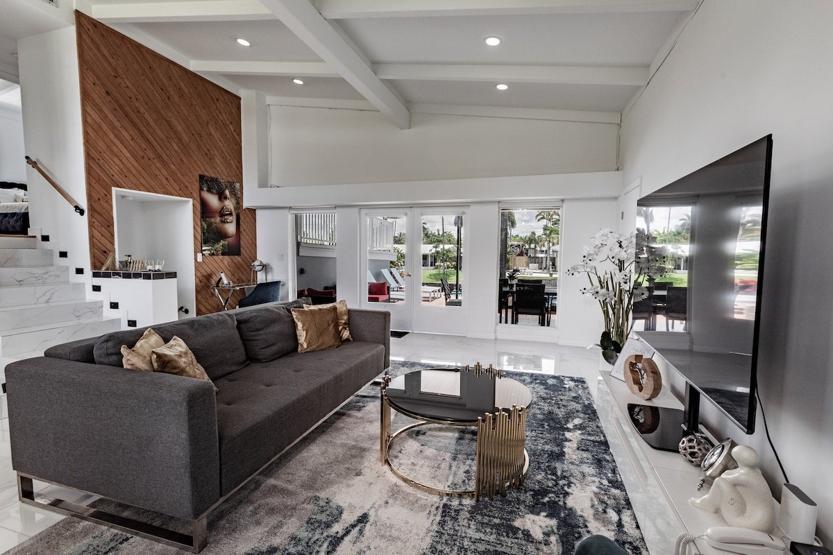 Waterfront home/min to Beach/Heated Hottub/Firepit gallery image 5