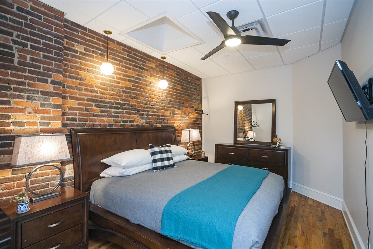 Downtown penthouse w/ pool table & lounge gallery image 3