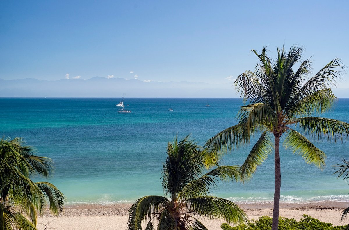 Amazing Beachfront Penthouse, Premier Golf +Yacht gallery image 5