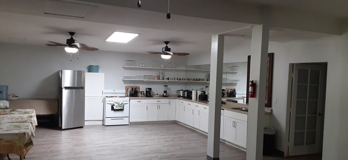 Fern Acres B&B 8 bed 8.5 bath Licensed. gallery image 4