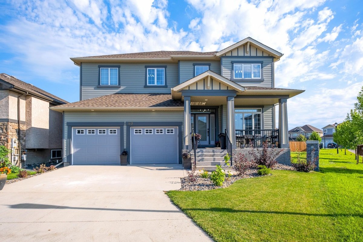 Luxury lifestyle in trendy location, king bed gallery image 3