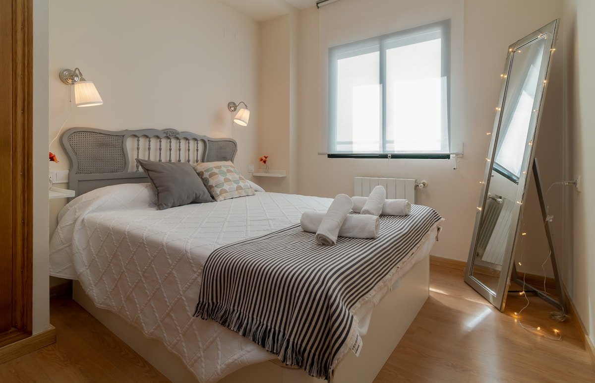 LA SEDA STAY. FREE PARKING. WIFI. NETFLIX. CENTER gallery image 4