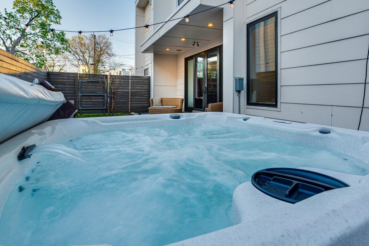 Sleeps 24!; Side by Side Units; Downtown! gallery image 3