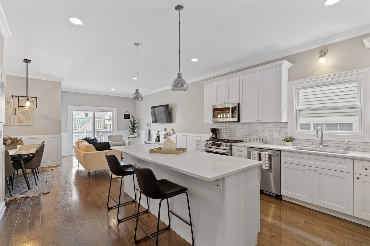 Spacious 6BR in Logan Square + Garage! Sleeps 16 gallery image 3