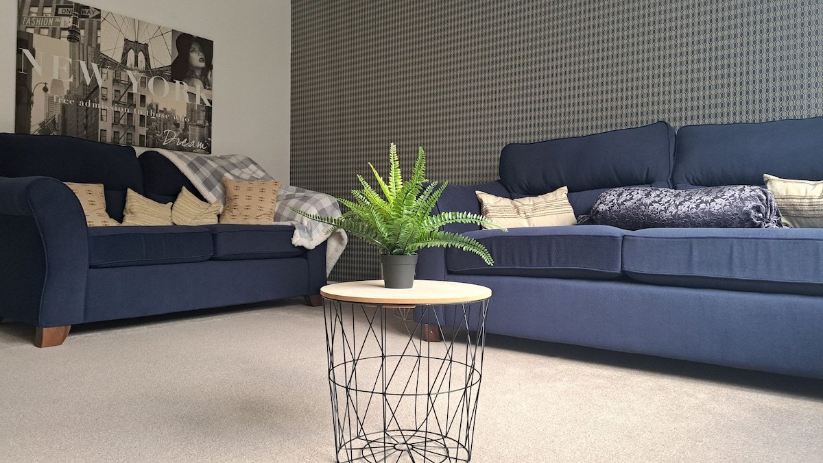 5* | 3 Bed Home | Free Parking | Prime Location gallery image 2