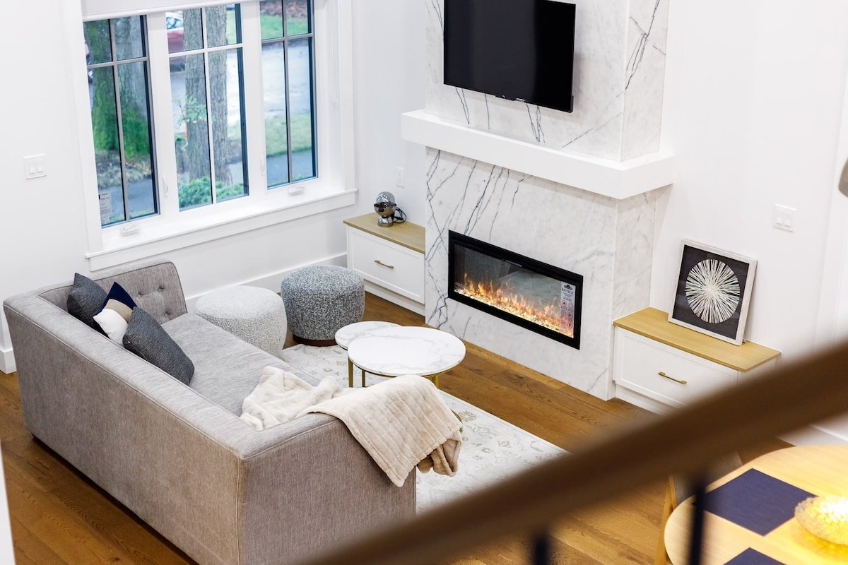 Luxe Marpole Gem: 10 min to YVR/DT, AC & Parking gallery image 2