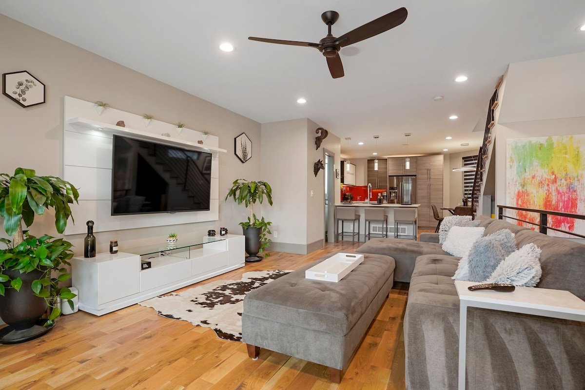 Modern Home w/ Stunning Rooftop gallery image 4