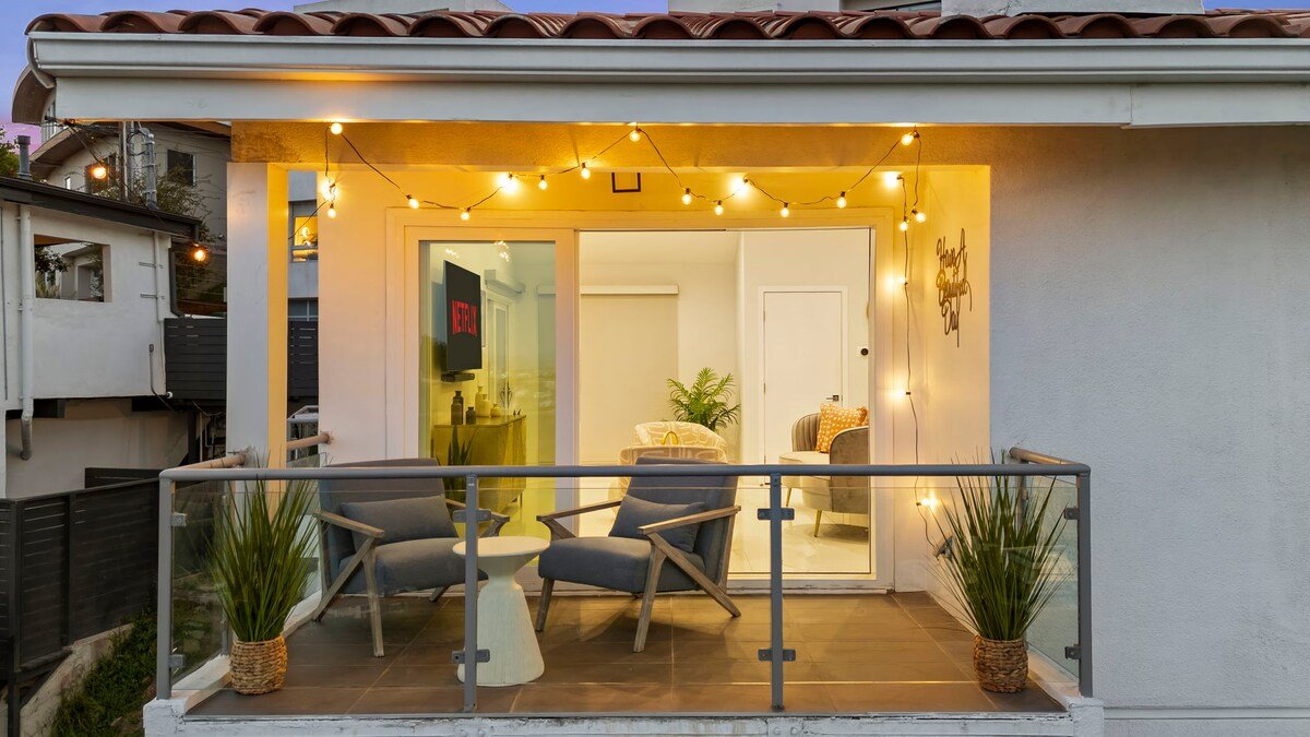 Luxury Hillside Retreat with Stunning City Views gallery image 4