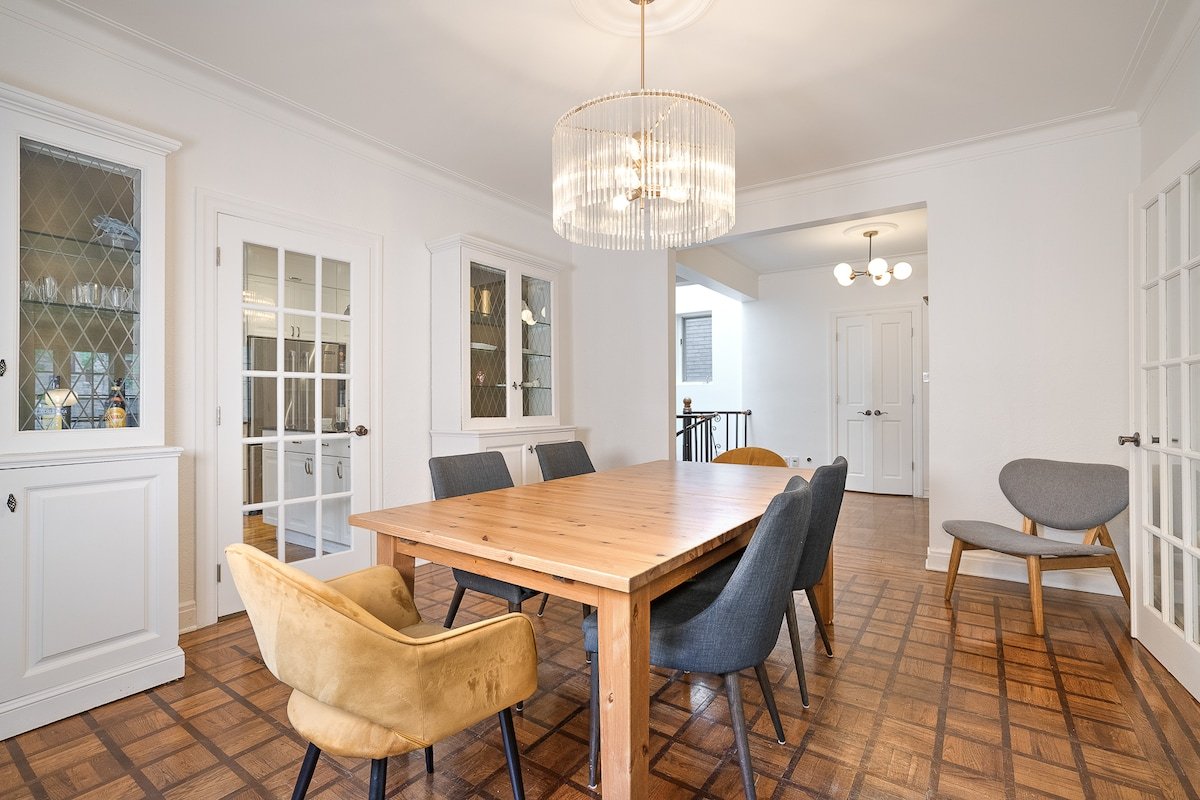 Retro-Chic Spacious Home on 2 floors in Montreal gallery image 5